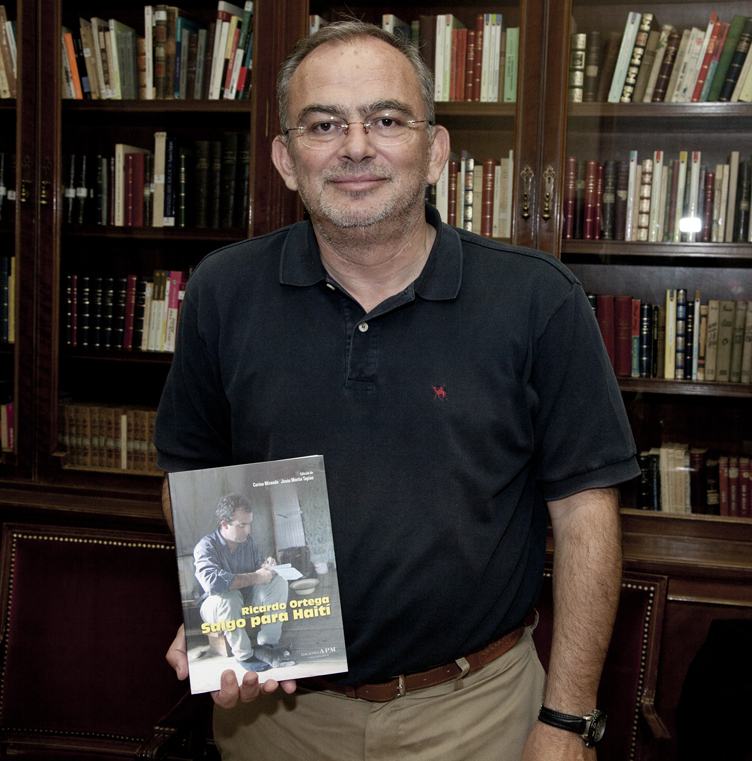 Megrelis con el libro sobre el periodista Ricardo Ortega, muerto en Haití, editado por la APM. Foto: M.Á Benedicto/APM.